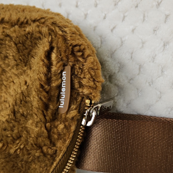 Nwt Lululemon Everywhere Belt Bag *Fleece - Picture 3 of 13